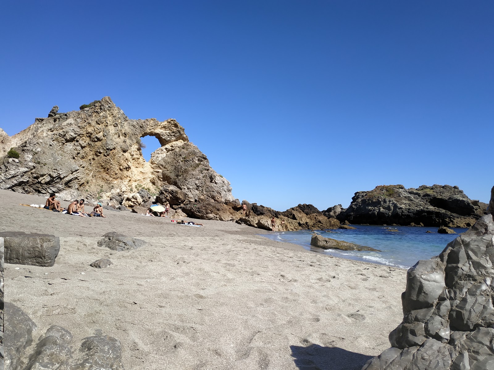 Foto di Praia do Inferno con una superficie del sabbia beige