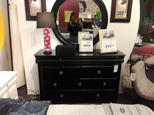 Furniture Store «Rooms To Go & Rooms To Go Kids Furniture Store - Mobile», reviews and photos, 3720 Airport Blvd, Mobile, AL 36608, USA