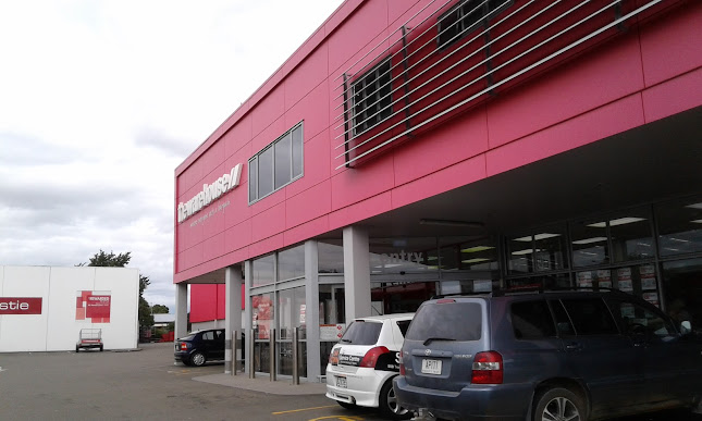 https://www.thewarehouse.co.nz/stores/feilding.html?utm_source=organic&utm_medium=gmb&utm_campaign=store_location