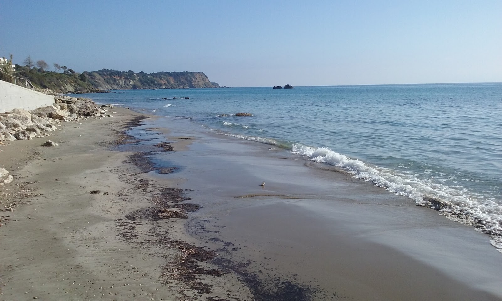 Photo of Paralia Kanouli with partly clean level of cleanliness