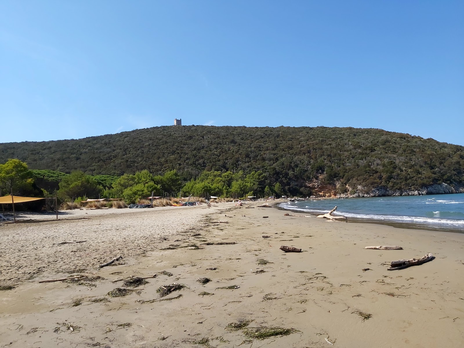 Foto av Cala Di Forno omgiven av klippor