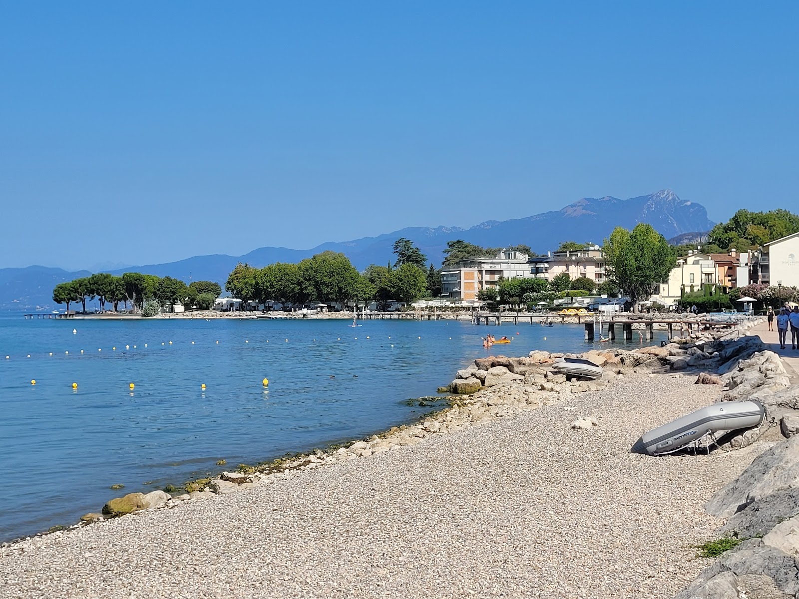 Lido Mirabello Beach'in fotoğrafı uçurumlarla desteklenmiş