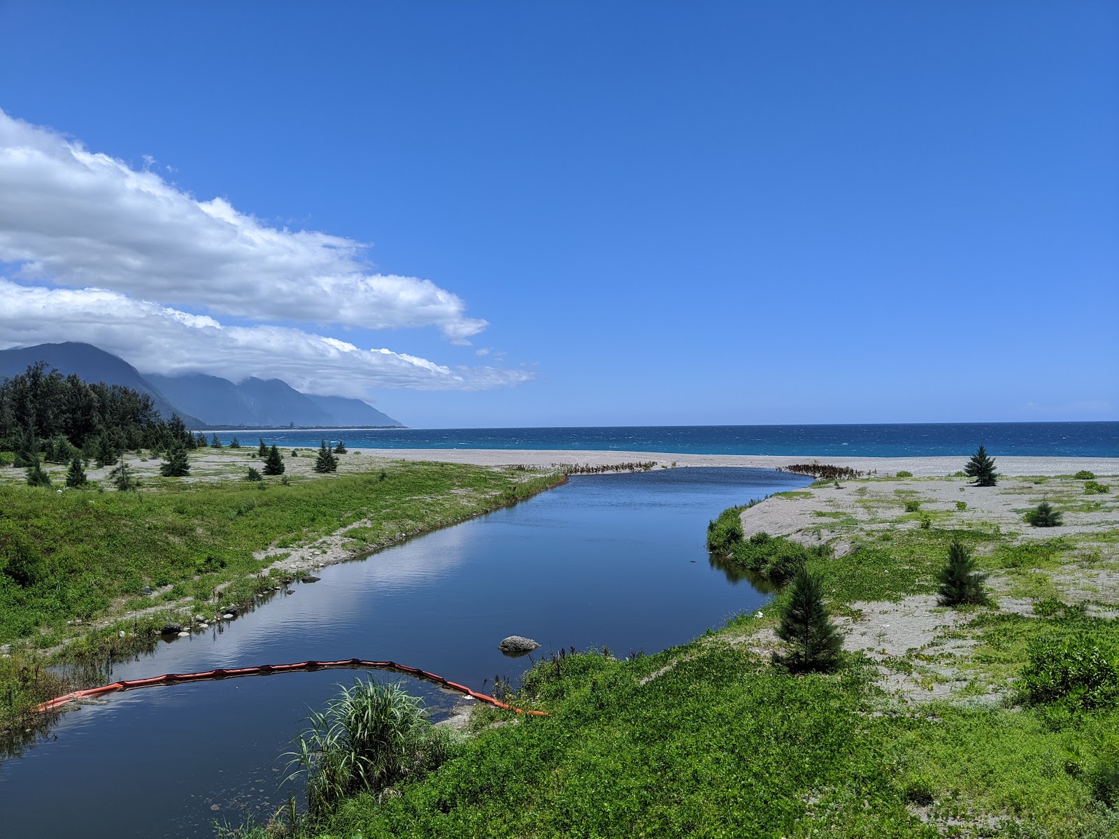 Foto van Qixingtan Beach ondersteund door kliffen