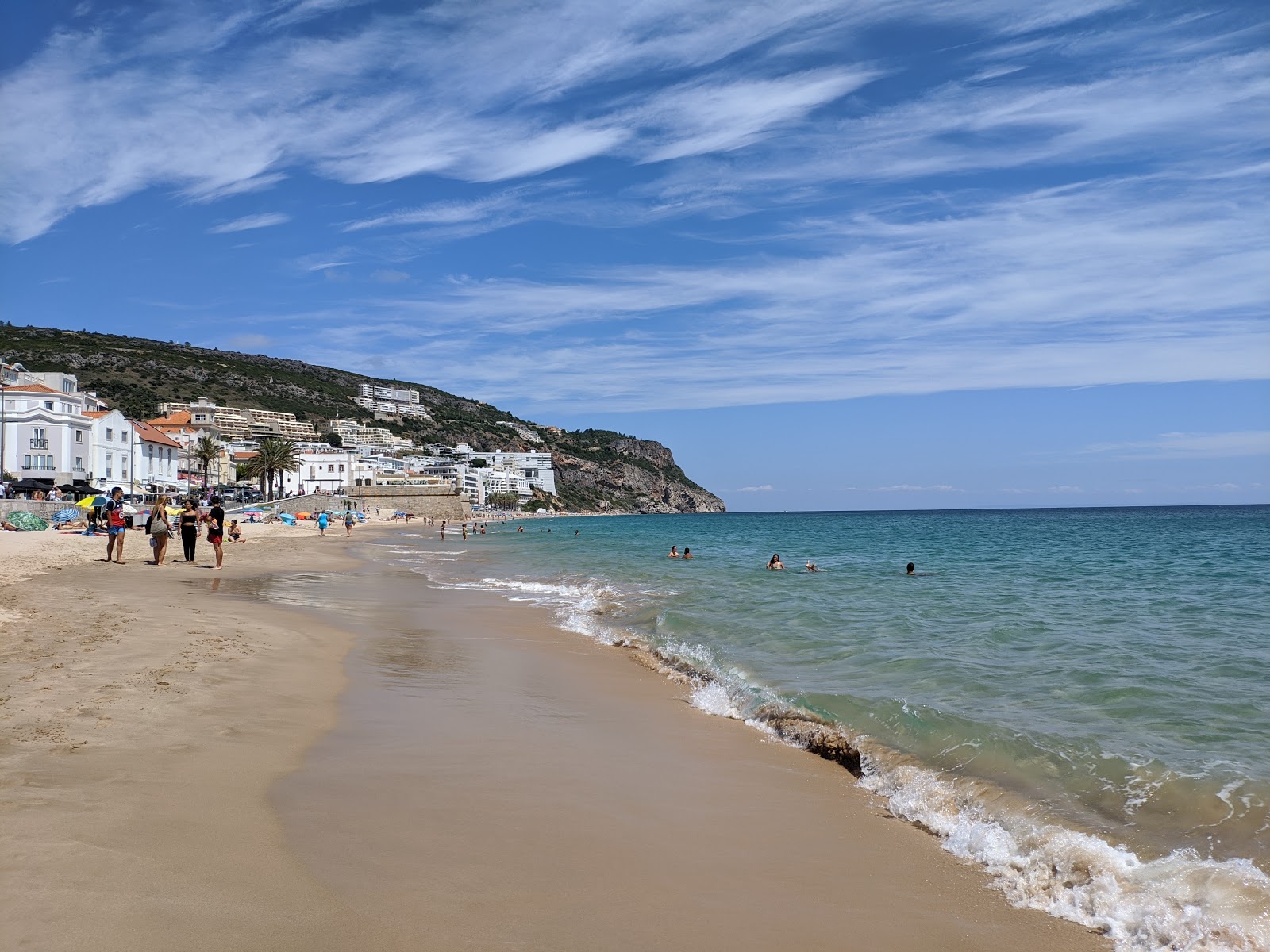 Foto af Praia do Ouro bakket op af klipperne