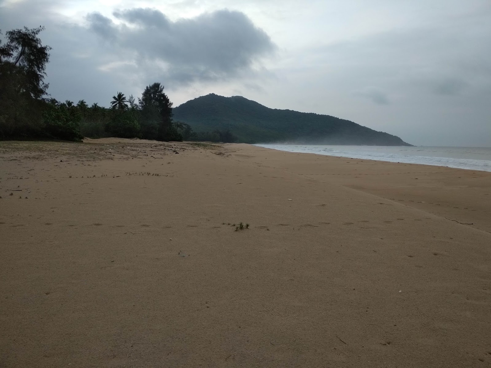Foto av Mountain Beach med ljus sand yta