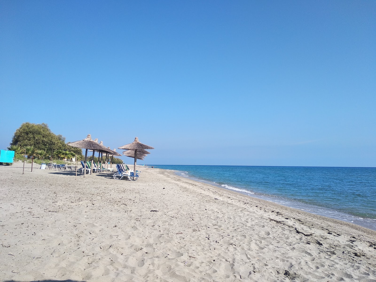 Foto von Koulouras beach mit sehr sauber Sauberkeitsgrad