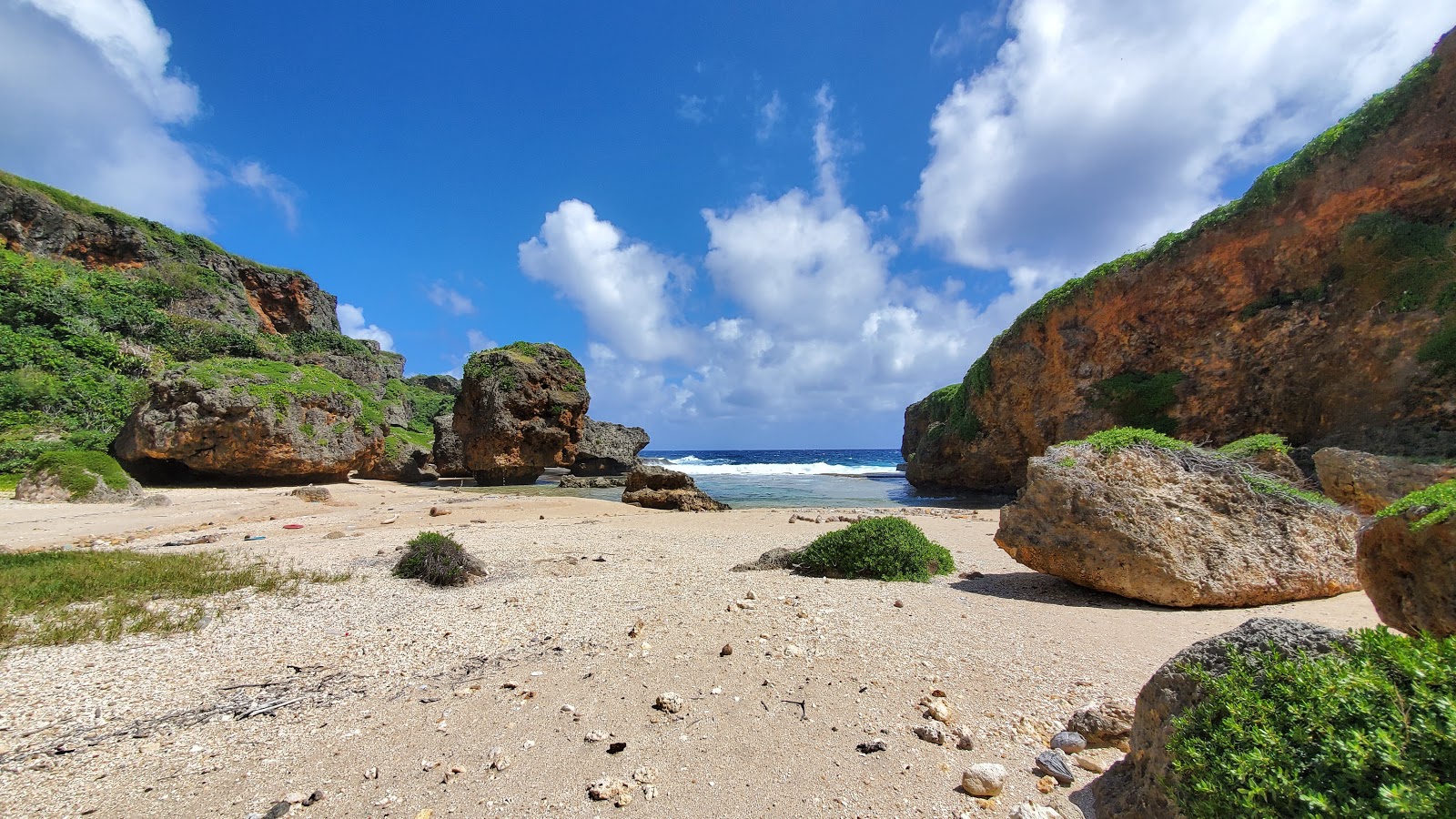 Foto de San Juan Beach com água cristalina superfície