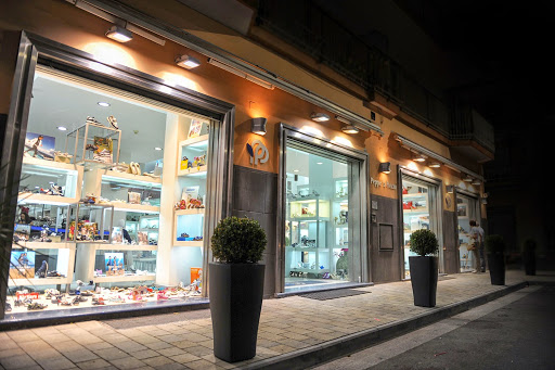 Stores to buy women's fluchos Naples