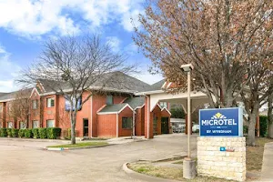 Microtel Inn & Suites by Wyndham Arlington/Dallas Area image