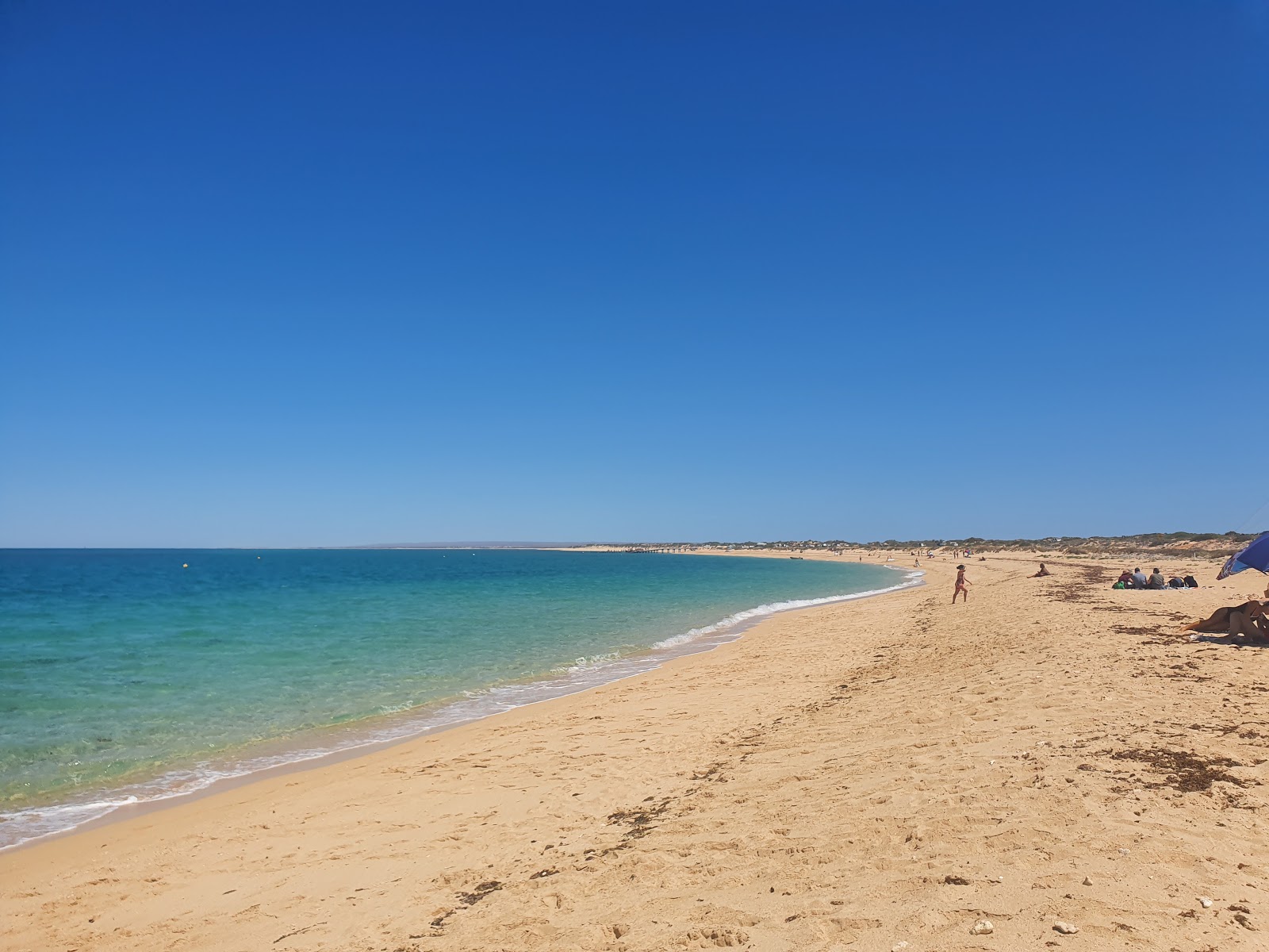 Foto van Bundegi Beach met turquoise puur water oppervlakte