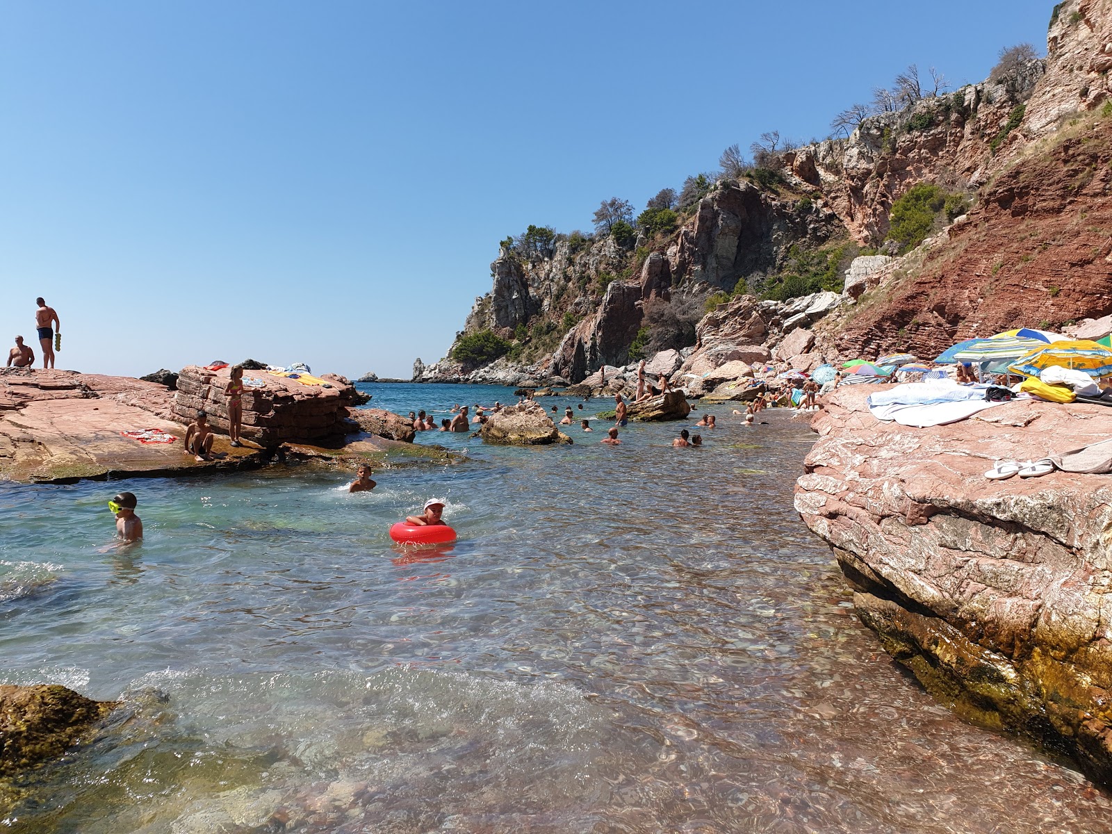 Φωτογραφία του Devachen beach και το όμορφο τοπίο του