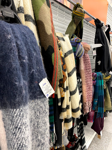 Clothing Store «Ross Dress for Less», reviews and photos, 701 N Milwaukee Ave, Vernon Hills, IL 60061, USA