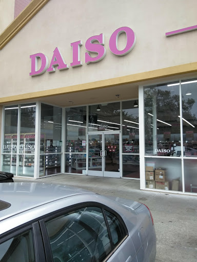 Shopping Mall «Powell Street Plaza Shopping Center», reviews and photos, 5795 Christie Ave, Emeryville, CA 94608, USA