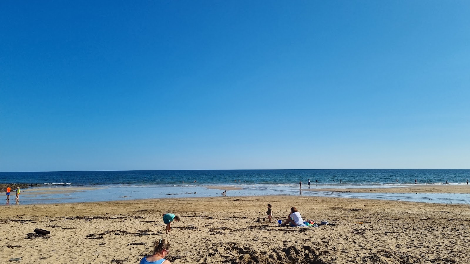 Ballycroneen Beach的照片 带有碧绿色纯水表面