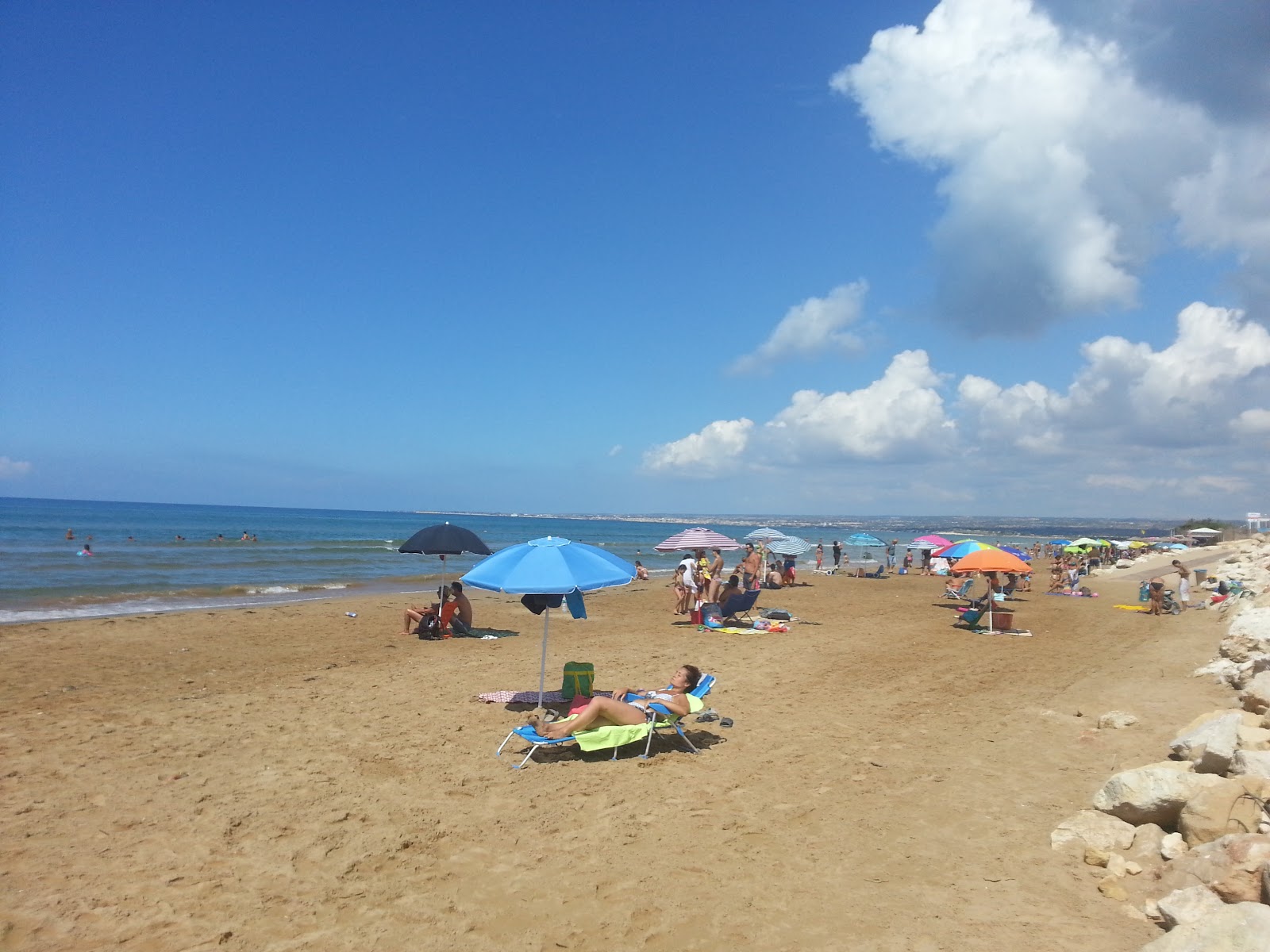 Spiaggia di Santa Maria del Focallo'in fotoğrafı - tatil için iyi evcil hayvan dostu nokta