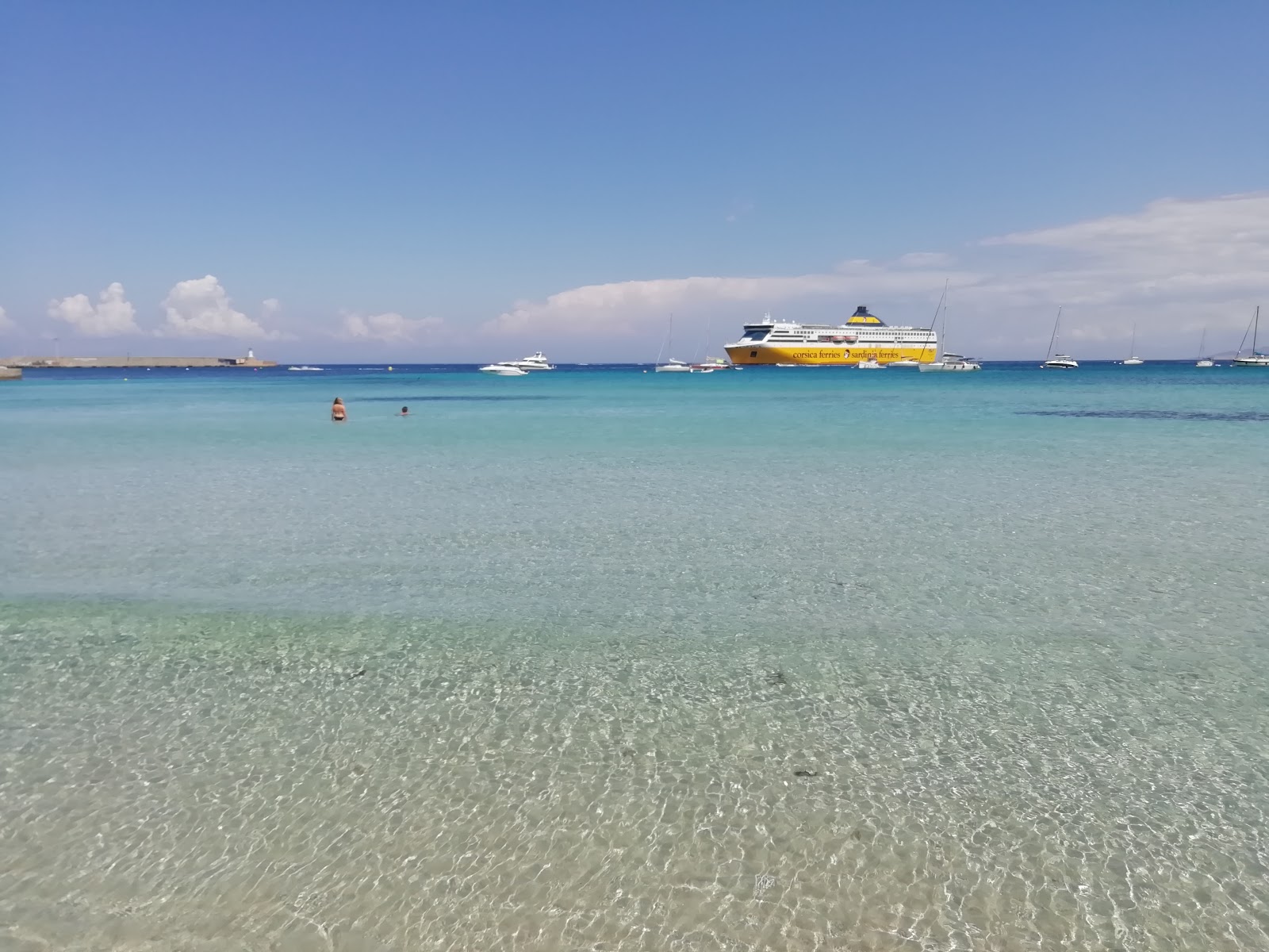 Foto av Plage Ile Rousse med rymlig bukt