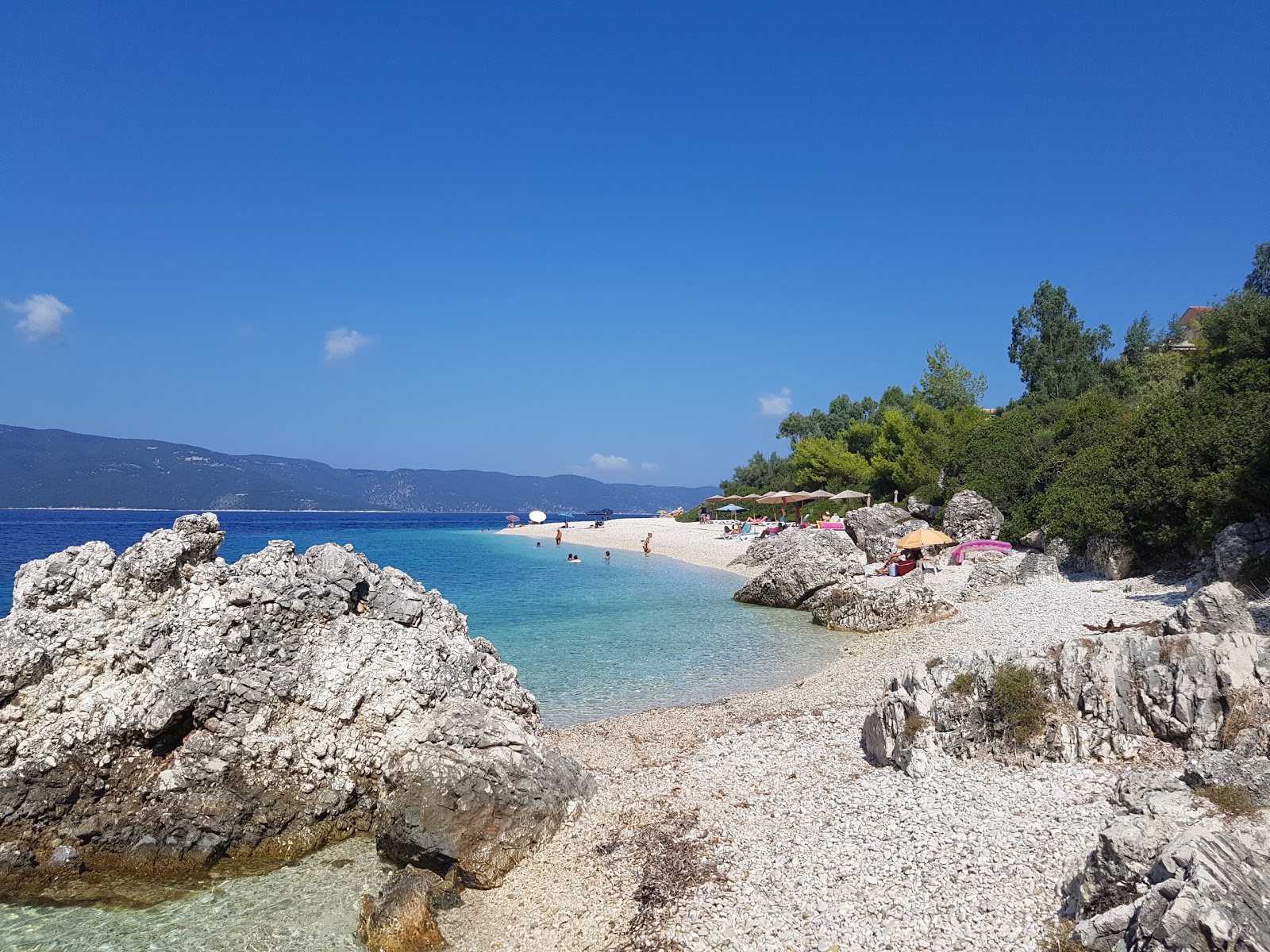 Fotografija Plaža Aspros Gialos II z lahki fini kamenček površino