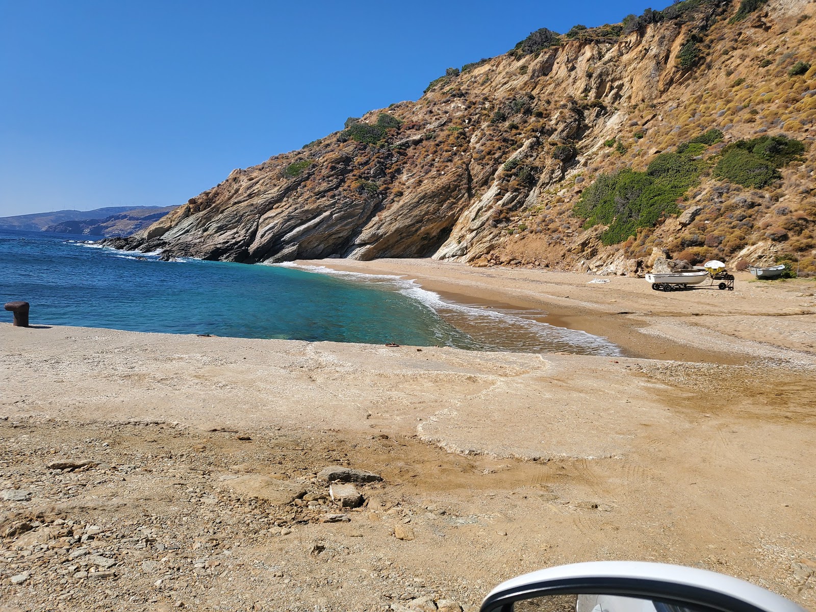 Fotografie cu Amygdalias beach cu o suprafață de apă verde deschis