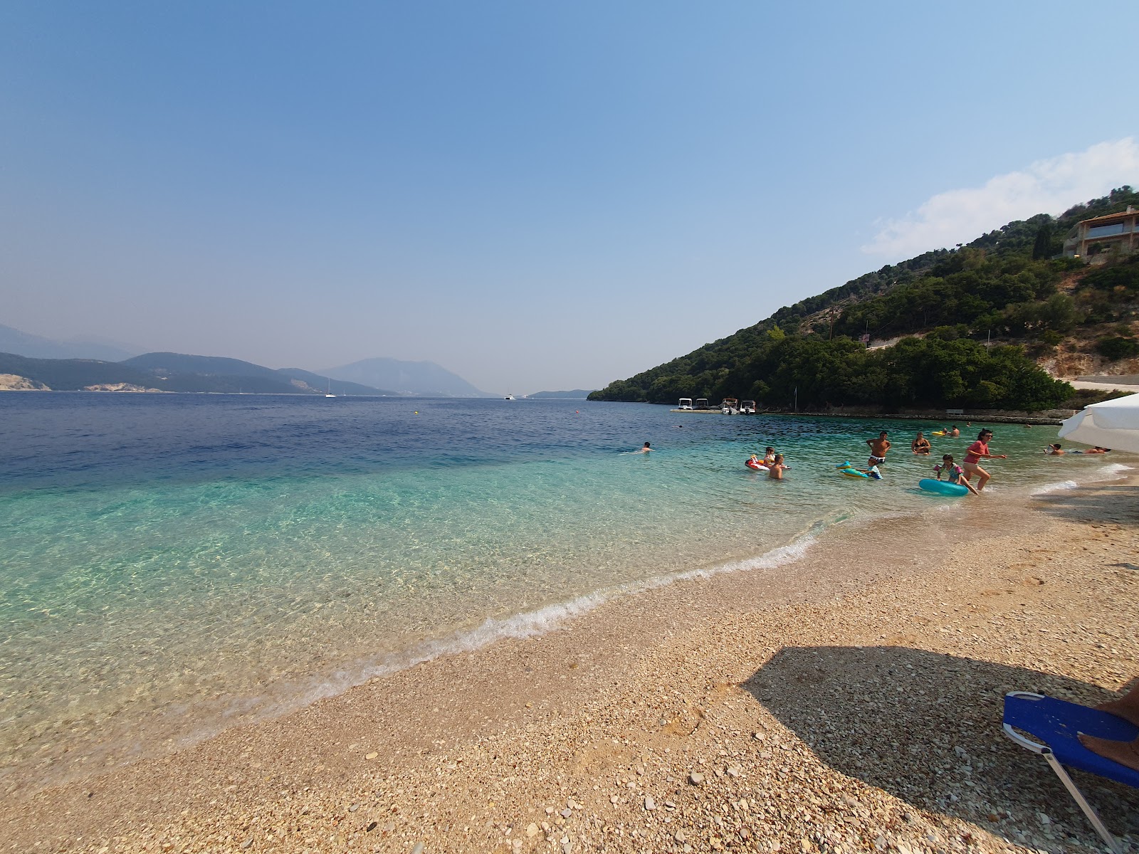 Foto di Ammoglossa Beach con molto pulita livello di pulizia
