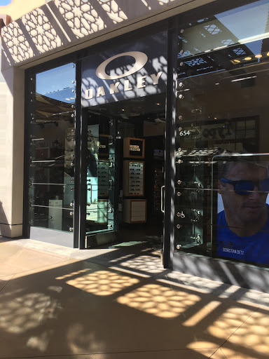 Sunglasses Store «Oakley Store», reviews and photos, 654 Spectrum Center Dr, Irvine, CA 92618, USA