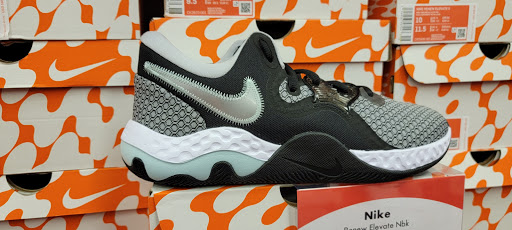 Shoe Store «Shoe Carnival», reviews and photos, 2105 N Prospect Ave, Champaign, IL 61822, USA