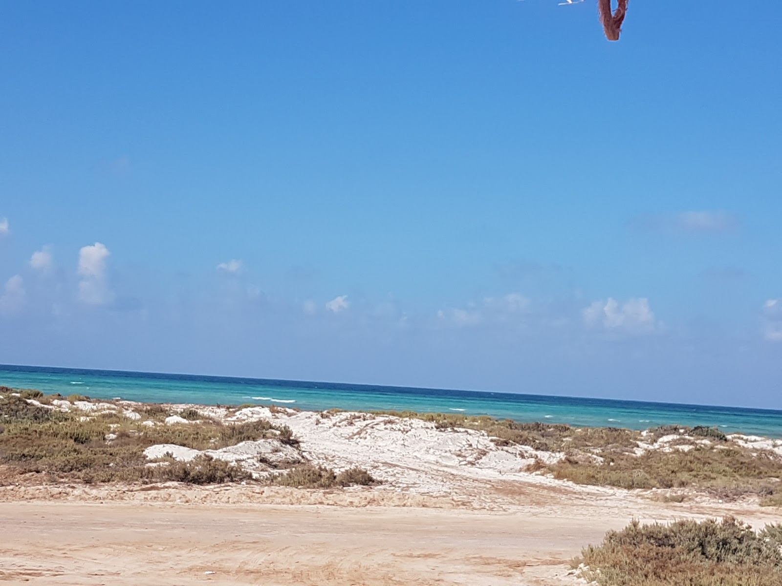 Foto di Hessi Jerbi beach con una superficie del acqua turchese