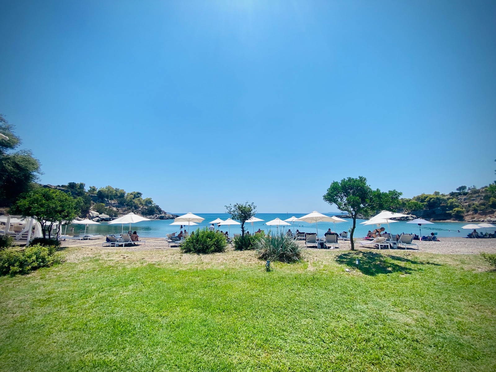 Petrothalassa beach的照片 带有碧绿色纯水表面