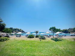 Petrothalassa beach'in fotoğrafı küçük koy ile birlikte