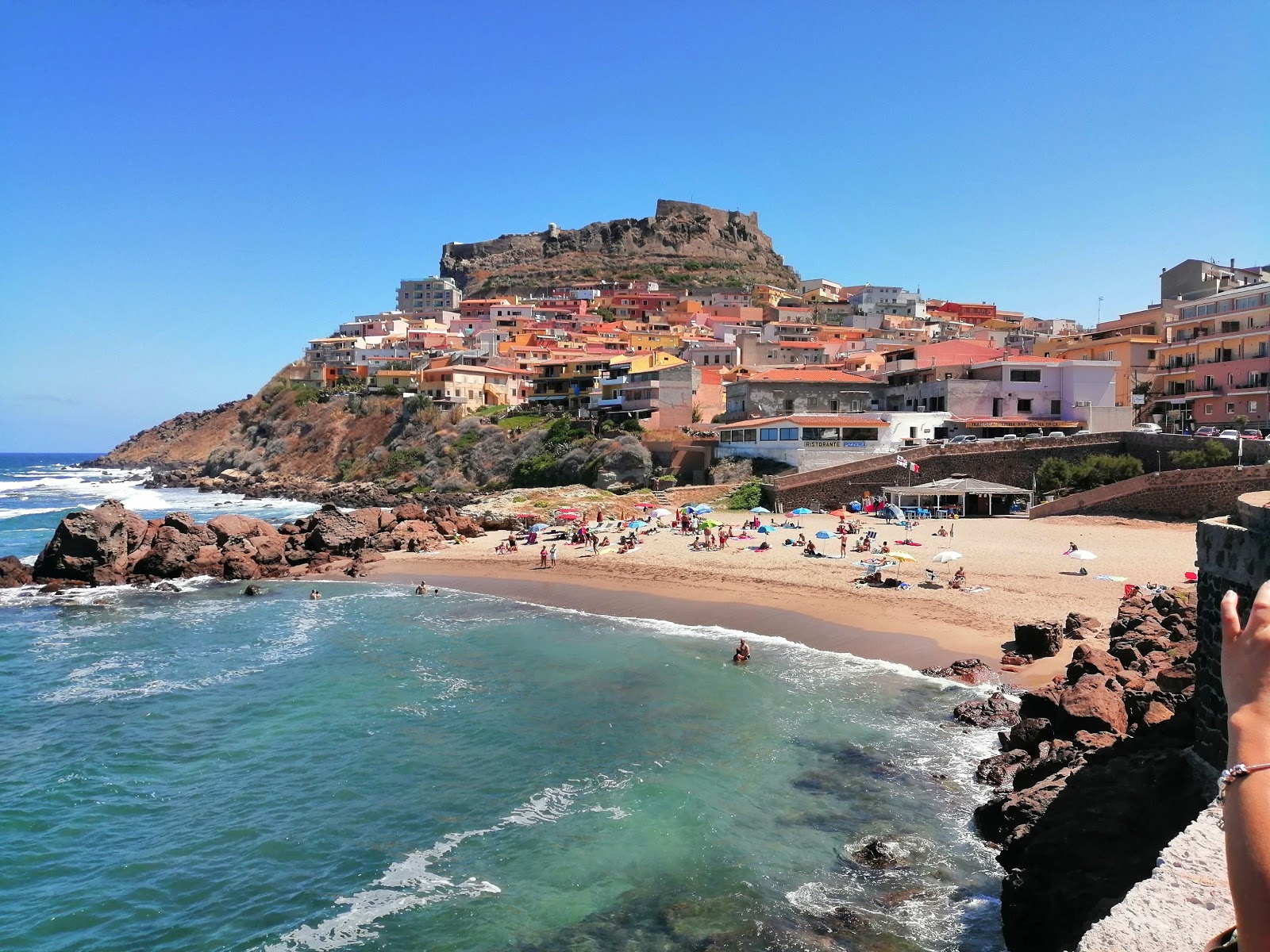 Foto di Spiaggia La Marina Di Castelsardo con una superficie del sabbia scura