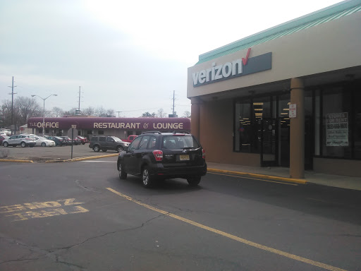 Cell Phone Store «Verizon Authorized Retailer - A Wireless», reviews and photos, 1 Rte 37 W #101, Toms River, NJ 08753, USA