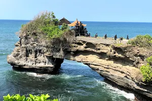 Batu Bolong Temple image