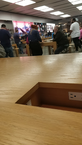 Computer Store «Apple Polaris Fashion Place», reviews and photos, 1500 Polaris Pkwy, Columbus, OH 43240, USA