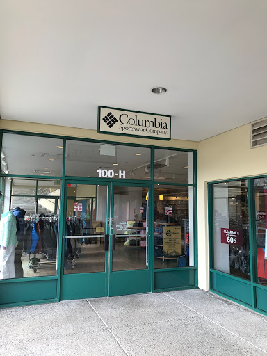 Sportswear Store «Columbia Sportswear Outlet», reviews and photos, 3 Monroe Pkwy, Lake Oswego, OR 97035, USA