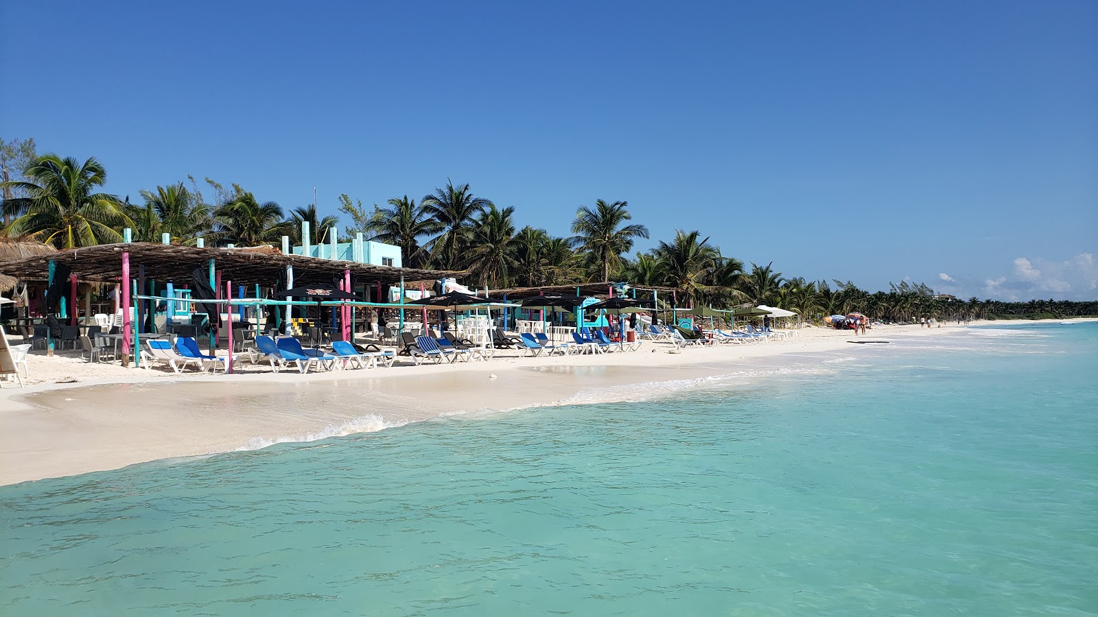 Foto von Xpu-Ha Strand mit geräumiger strand