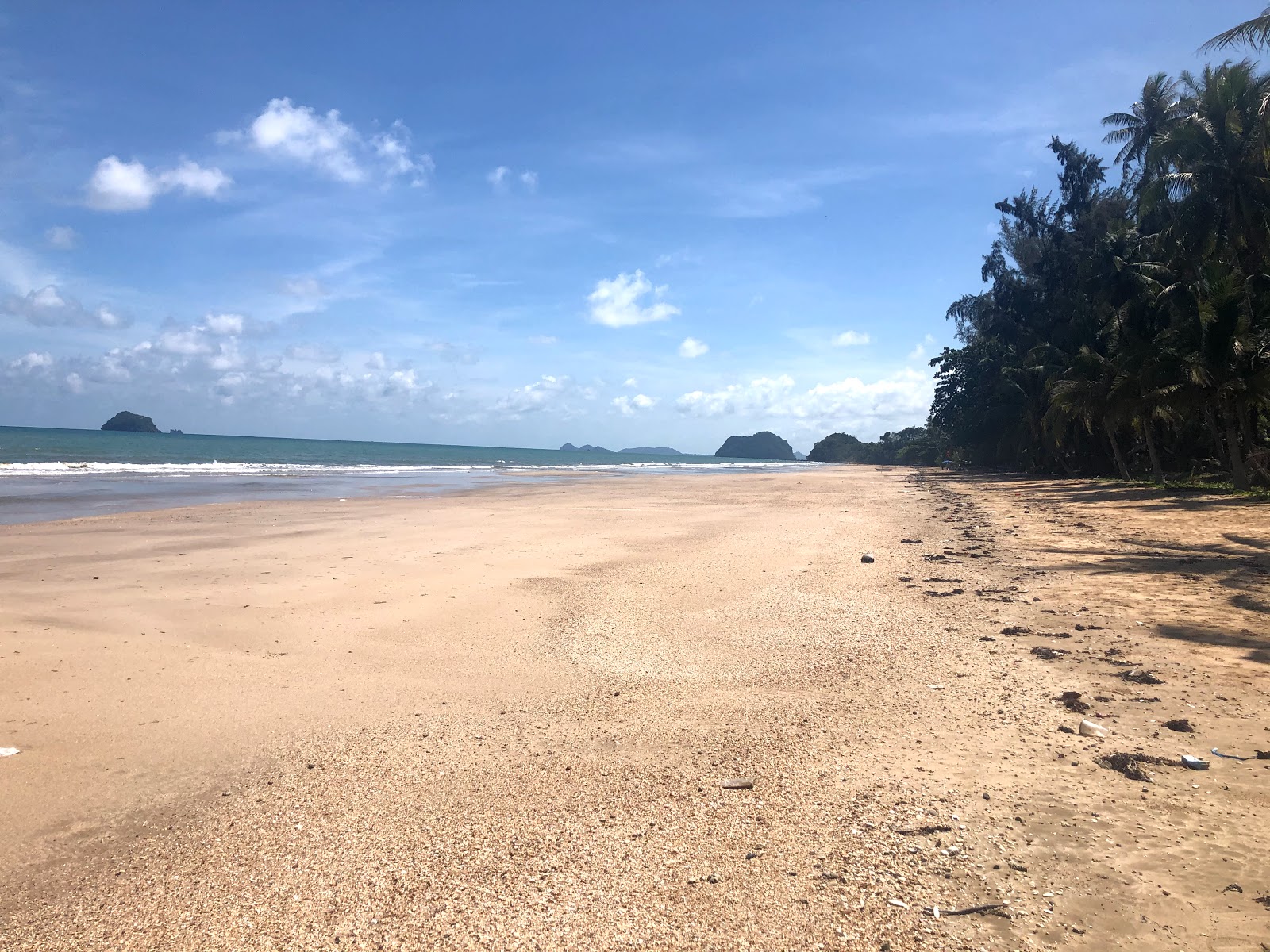 Foto de Sai Ri Sawi Beach con parcialmente limpio nivel de limpieza