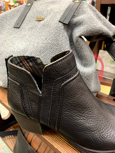 Shoe Store «Gimres Shoe Store Hillsboro», reviews and photos, 256 E Main St, Hillsboro, OR 97123, USA