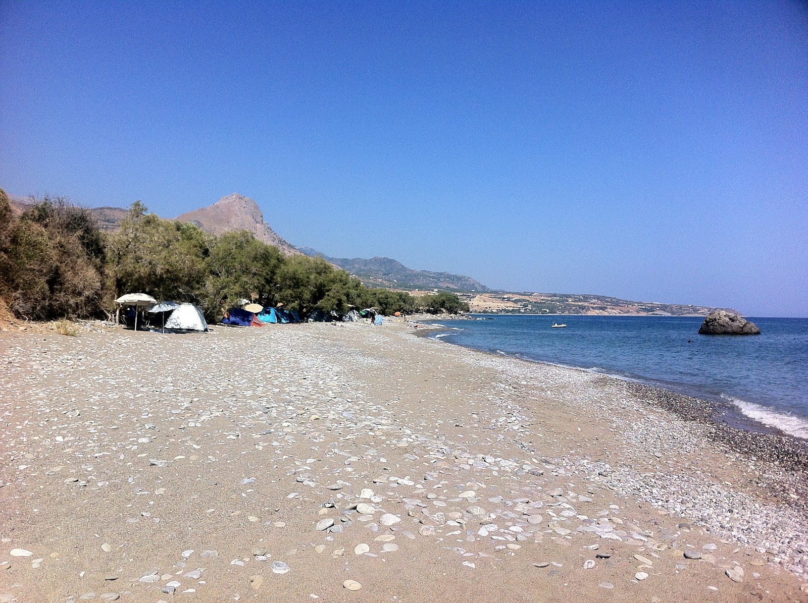 Valokuva Skouros beachista. pinnalla turkoosi puhdas vesi:n kanssa
