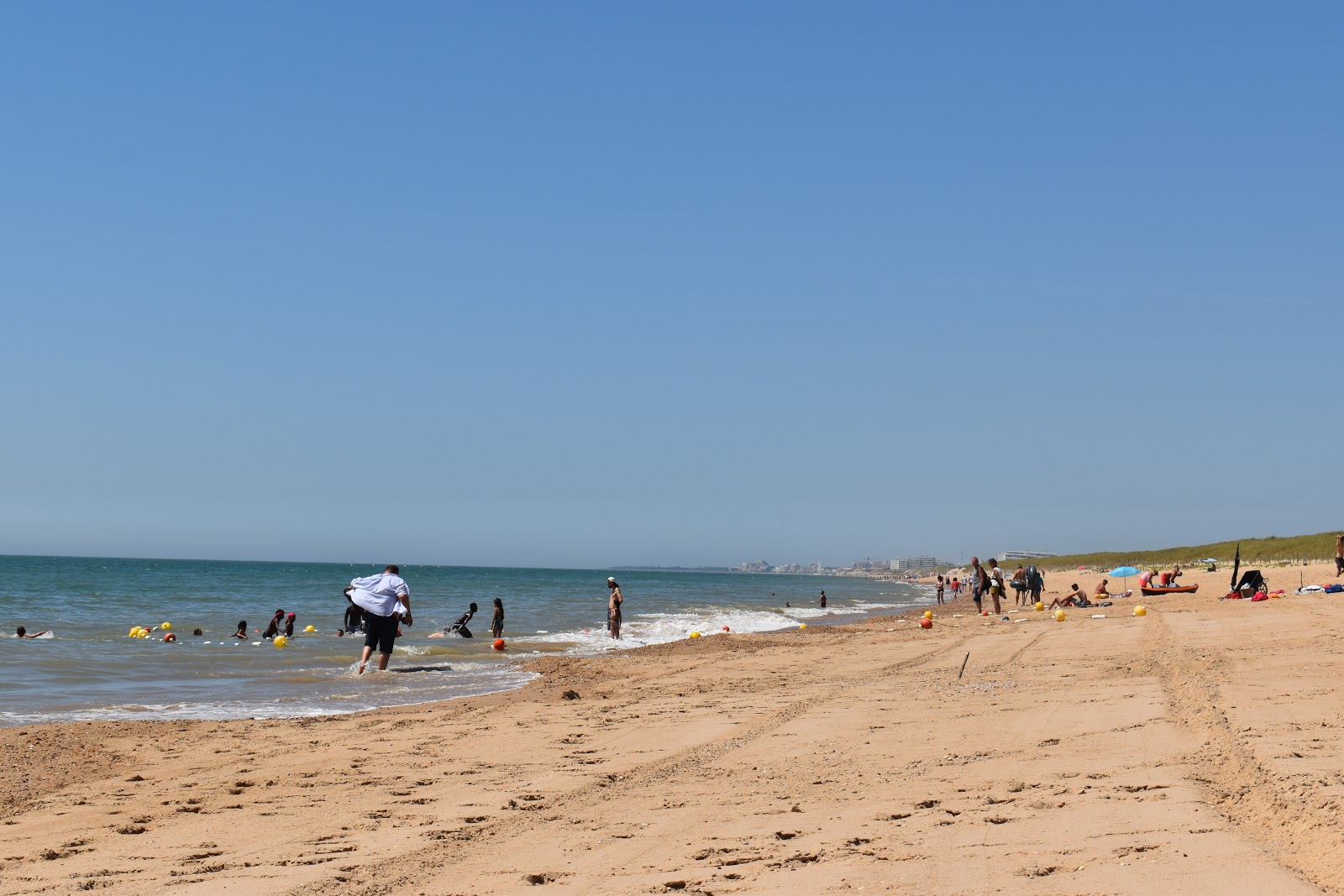 Paree Preneau beach的照片 带有碧绿色纯水表面