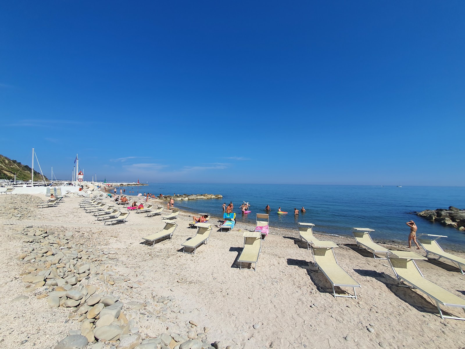 Spiaggia Baia Vallugola的照片 带有轻卵石表面