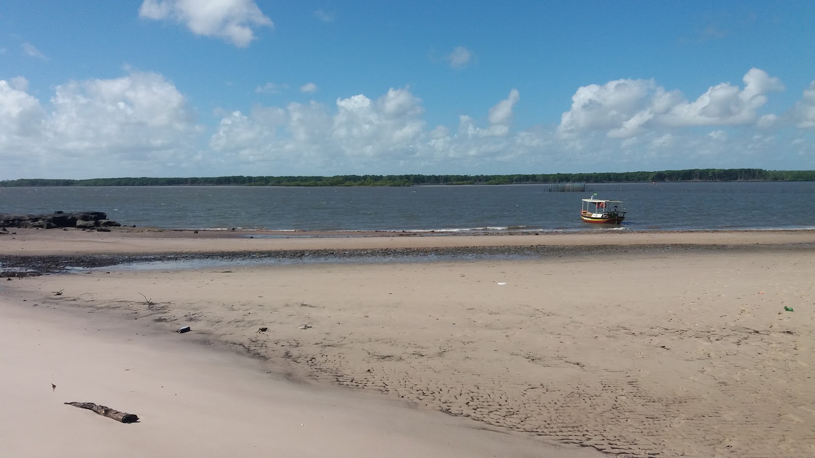 Praia de Itapetiua的照片 带有碧绿色纯水表面