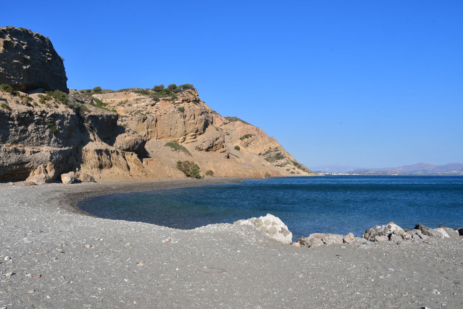 Photo de Plage d'Agia Galini - bon endroit convivial pour les animaux de compagnie pour les vacances