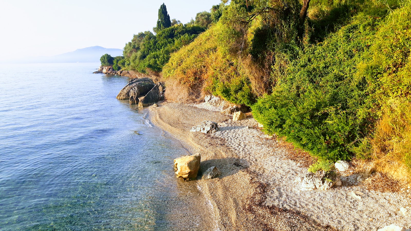 Fotografija Belvedere beach II z sivi kamenček površino