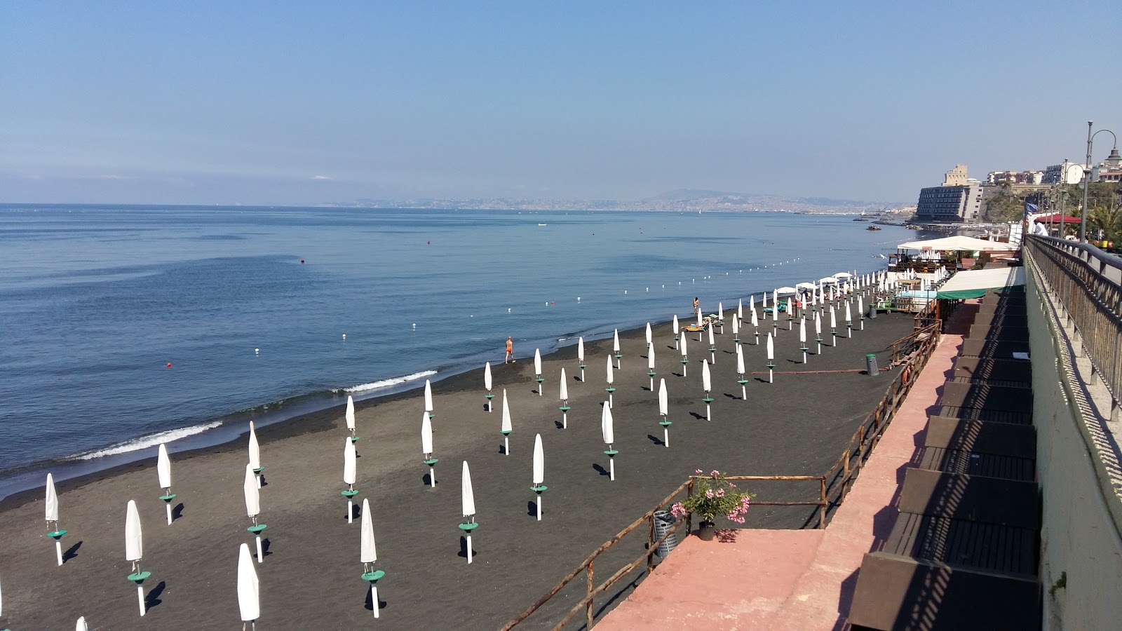 Foto van Spiaggia di via Litoranea II met grijs zand oppervlakte