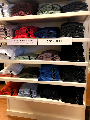 Clothing Store «Banana Republic Factory Store», reviews and photos, 407 N Alafaya Trail, Orlando, FL 32828, USA