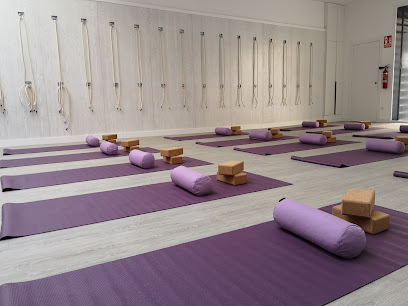 Ajña, Escuela de Yoga - C. Somosierra, 31, 26002 Logroño, La Rioja, Spain