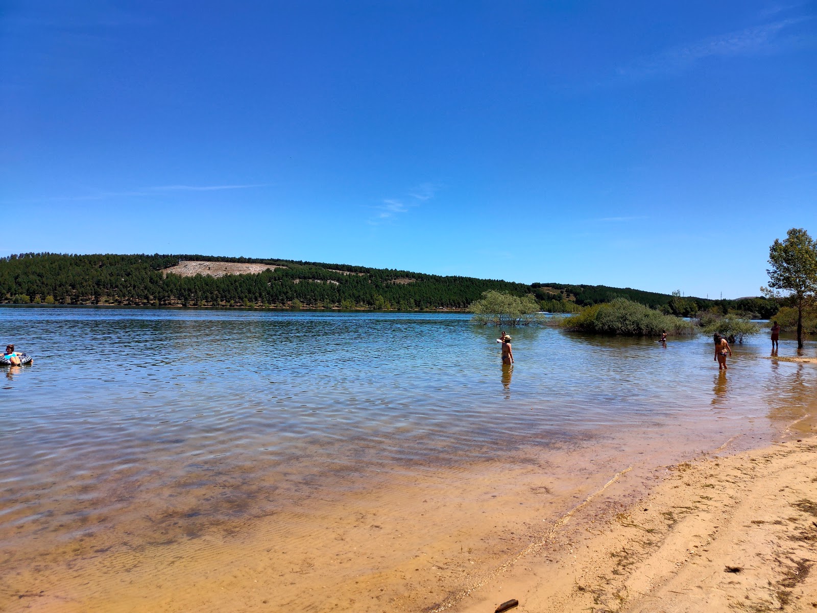 Foto von Embalse de Aguilar Playa mit geräumige küstenlinie