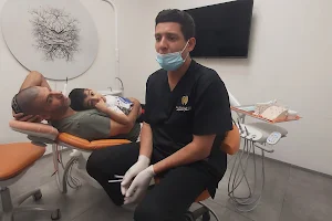 מיודנט - ד"ר מקס רפאילוב רופא שיניים לילדים image
