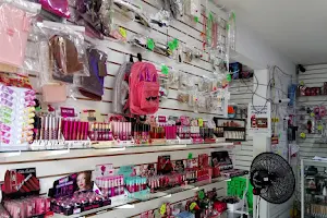Krush tienda de cosmeticos, calcetas y percing image