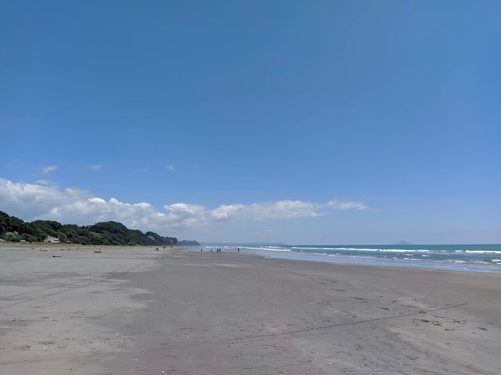 Foto di Waiotahe Beach con una superficie del sabbia grigia