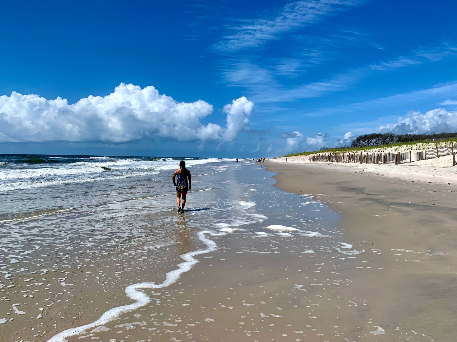 Onslow beach的照片 带有碧绿色纯水表面